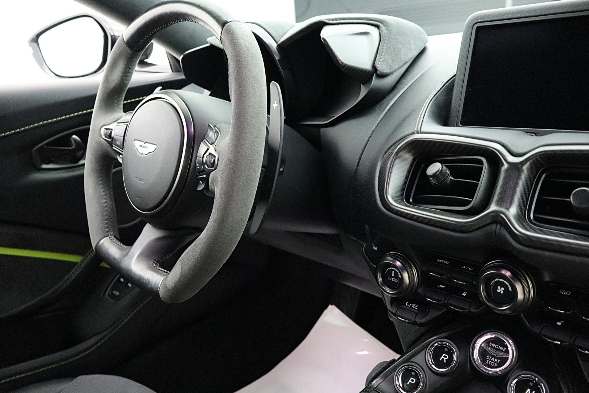 Used 2023 Aston Martin V8 Vantage Coupe image 34