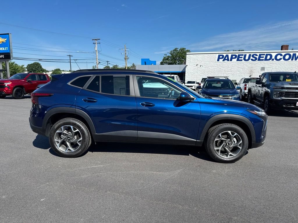 Used 2024 Chevrolet Trax LT w/ Driver Confidence Package FWD image 3