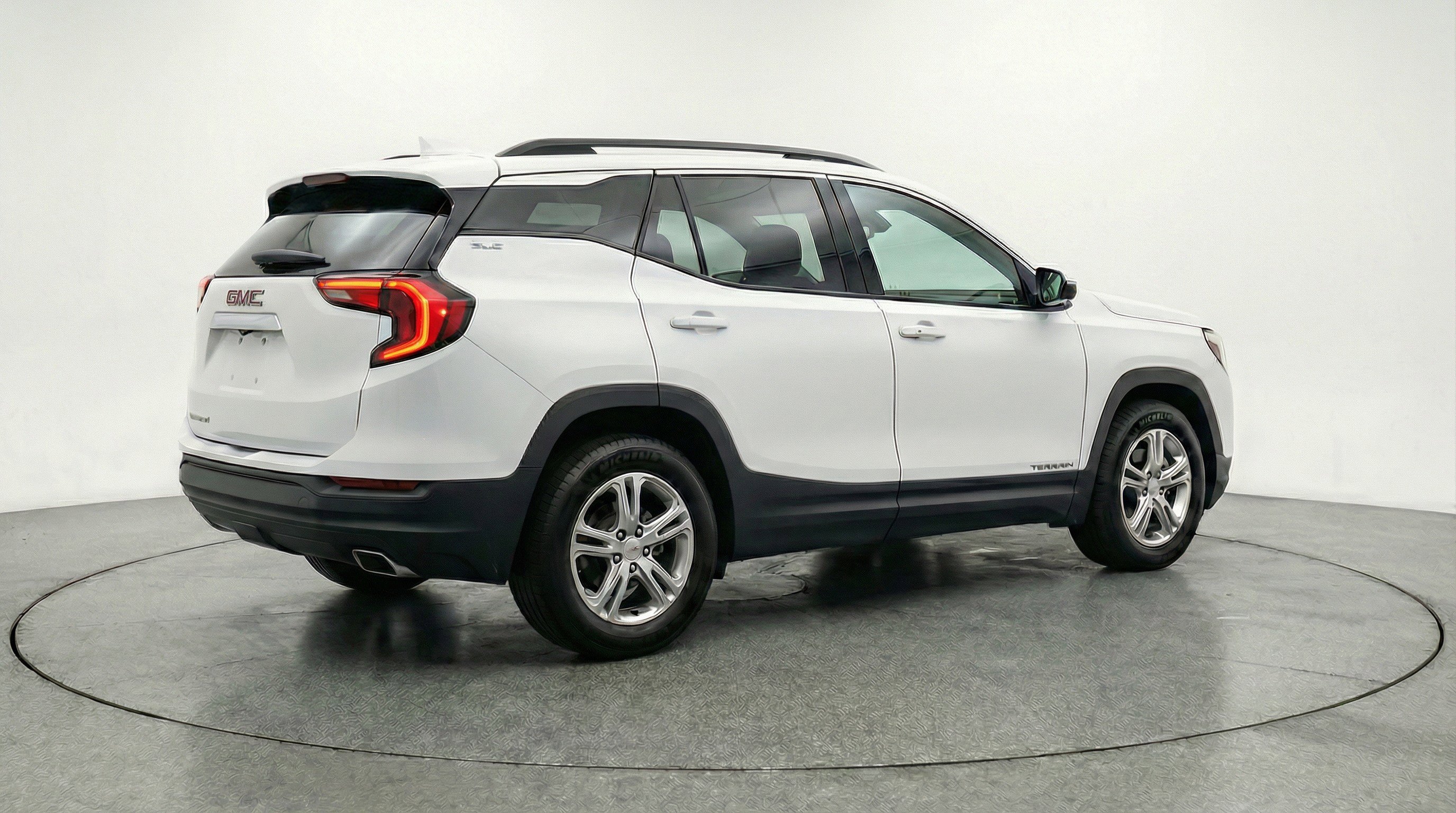 Used 2024 GMC Terrain SLE FWD image 9