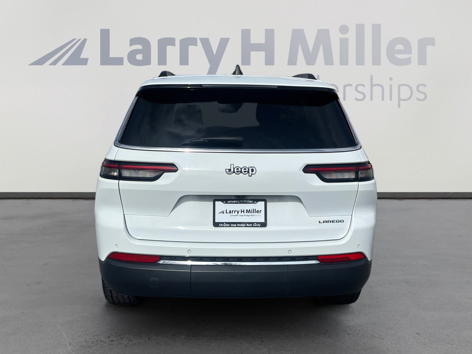 Used 2023 Jeep Grand Cherokee L Laredo image 4