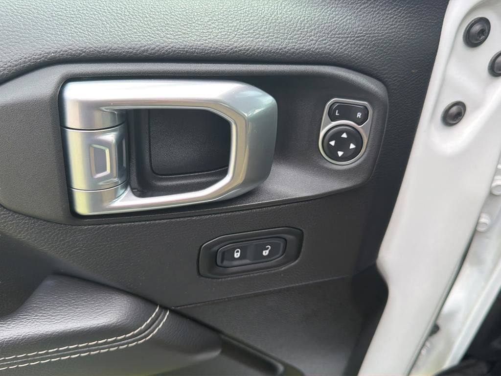 Used 2022 Jeep Wrangler Unlimited Sahara AWD/4WD image 14