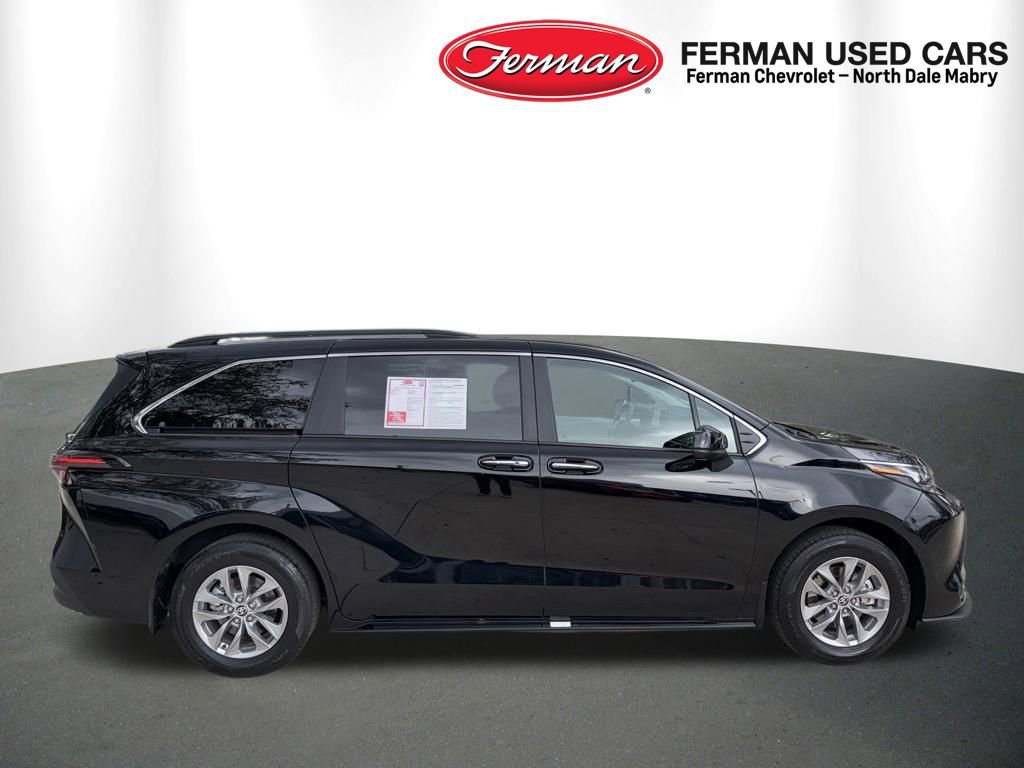Used 2025 Toyota Sienna XLE image 2