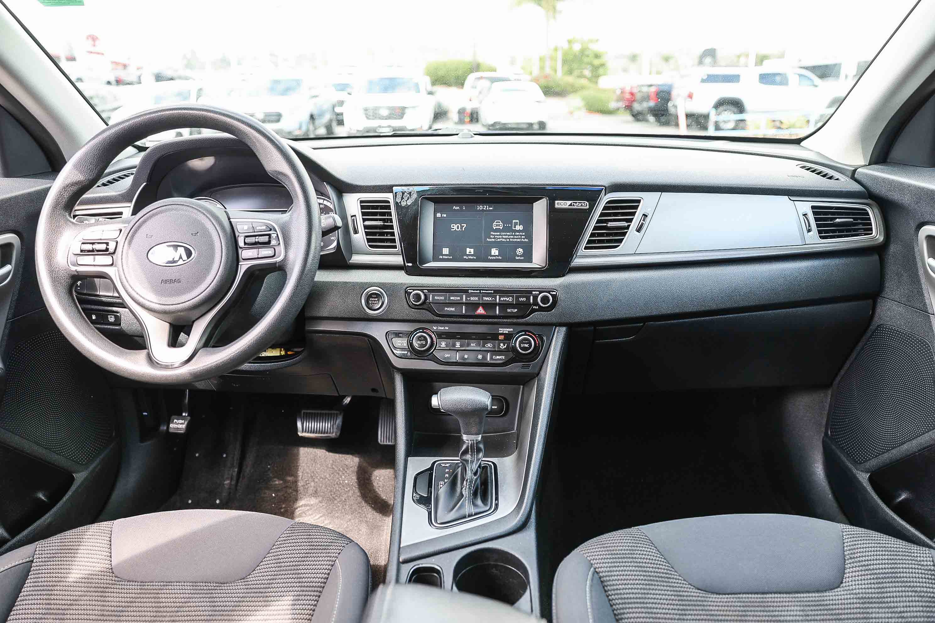 Used 2017 Kia Niro LX image 2