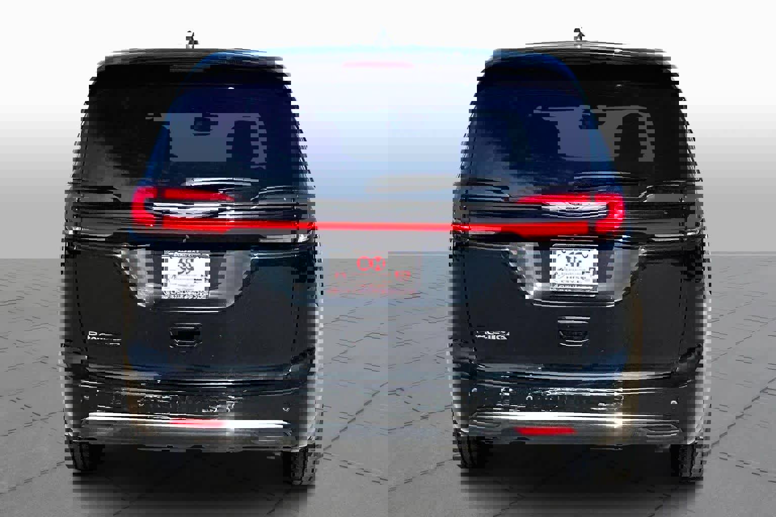 Used 2023 Chrysler Pacifica Touring image 6