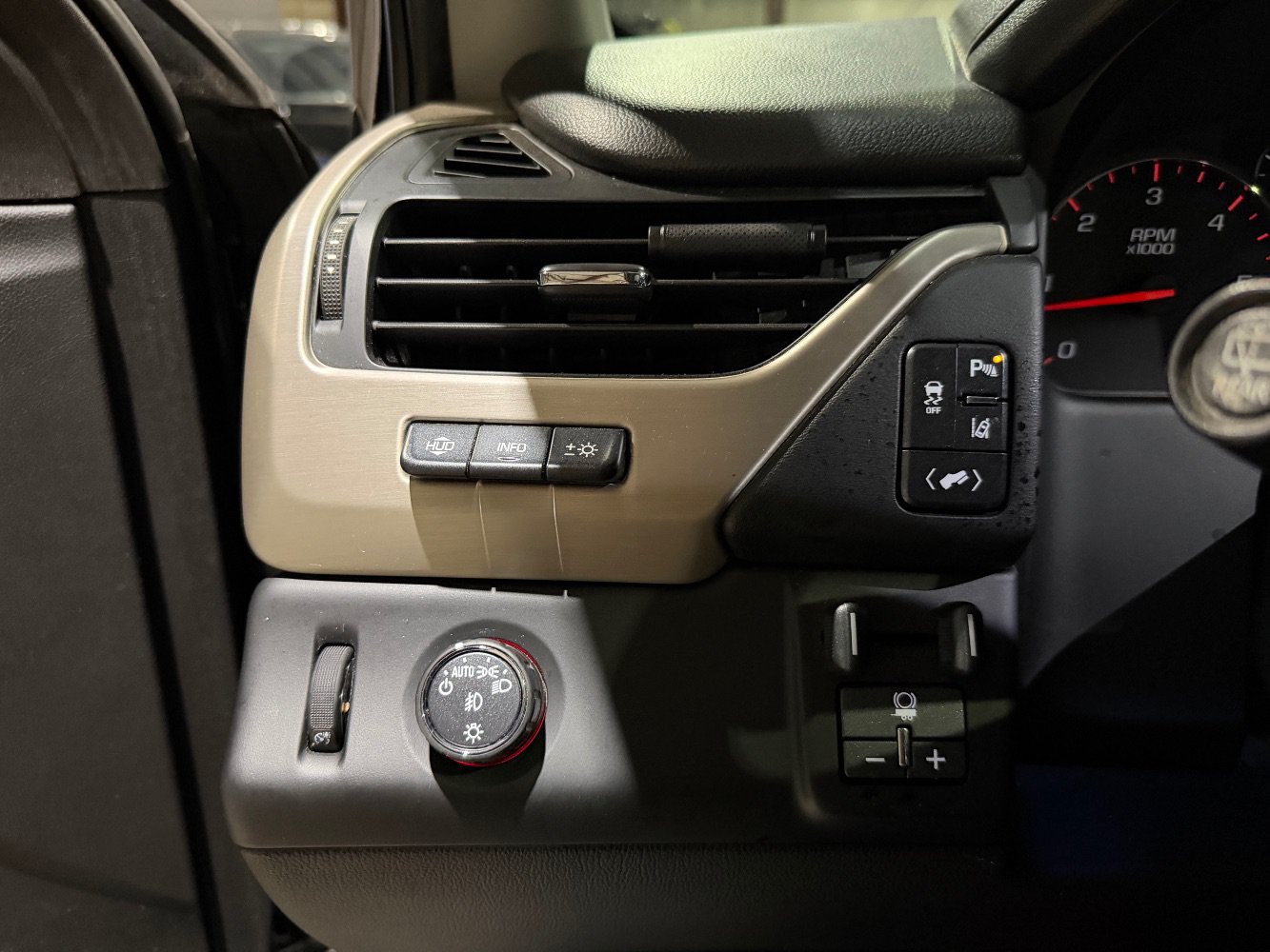 Used 2015 GMC Yukon XL Denali w/ Touring Package RWD image 32
