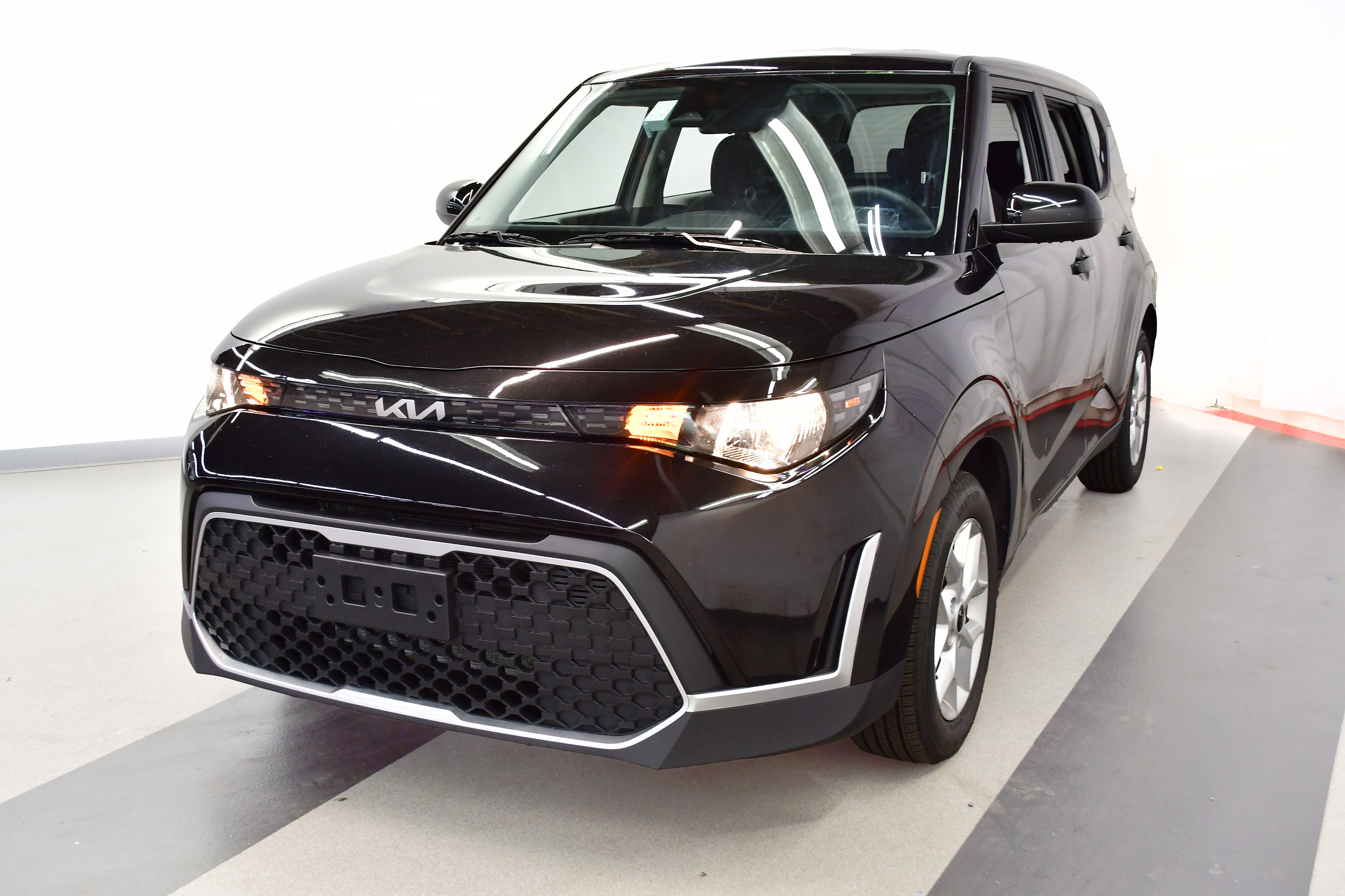 Used 2025 Kia Soul LX w/ LX Technology Package FWD image 4