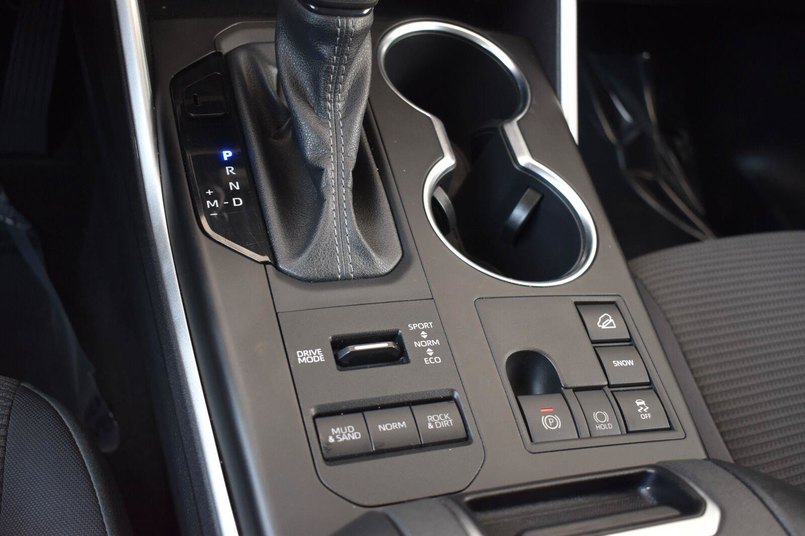 Used 2024 Toyota Highlander LE AWD/4WD image 9
