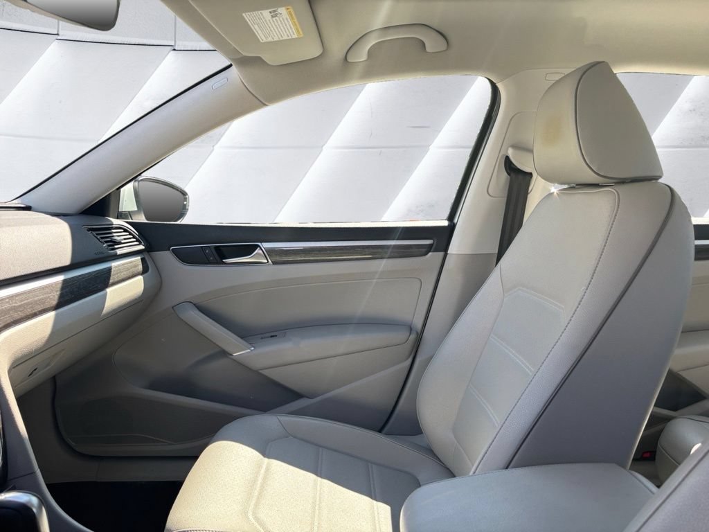 Used 2018 Volkswagen Passat 2.0T SE FWD image 19