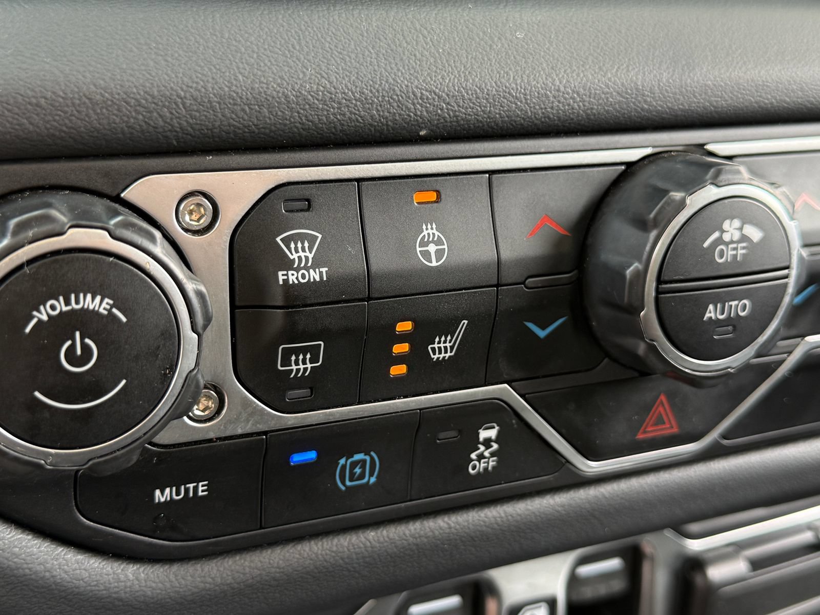 Used 2024 Jeep Wrangler Unlimited Sahara AWD/4WD image 30