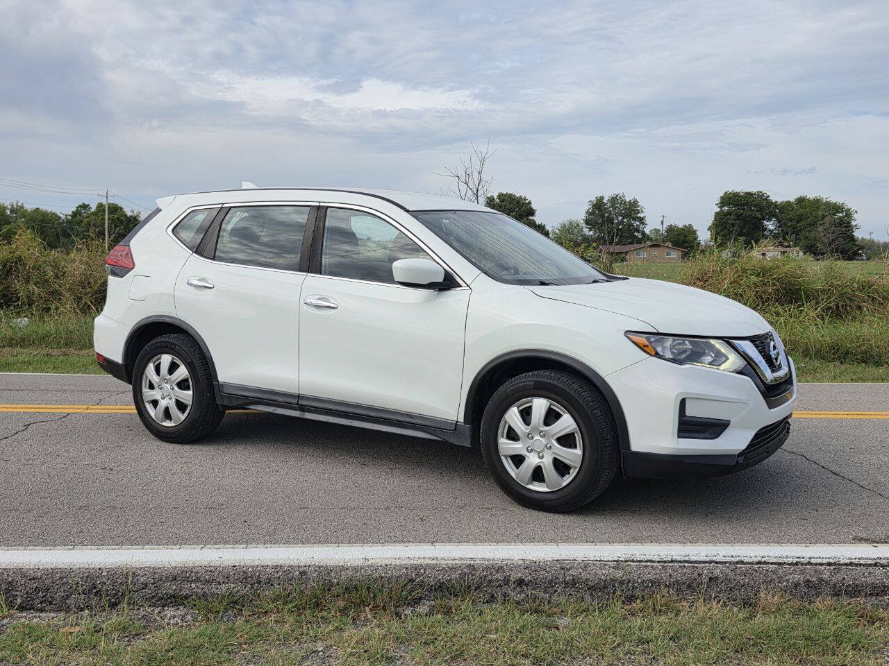 Used 2018 Nissan Rogue S FWD image 1