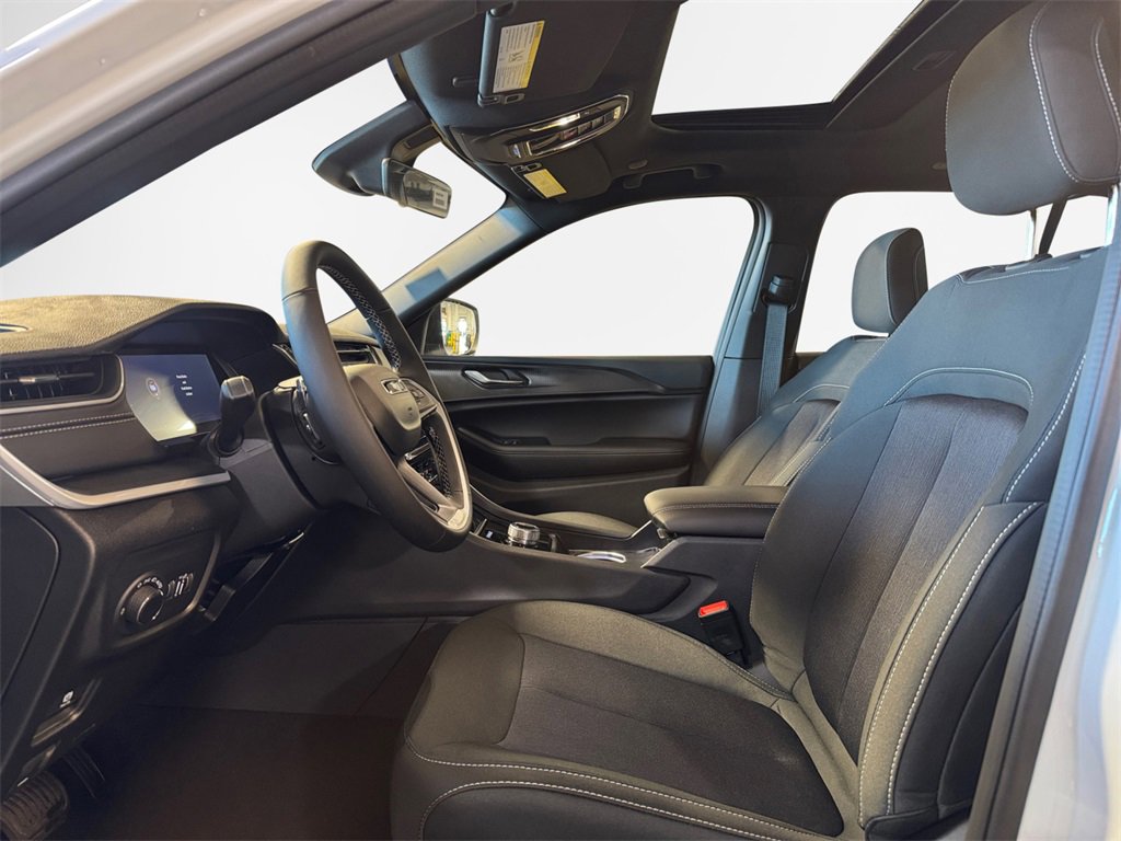 New 2025 Jeep Grand Cherokee Laredo X w/ Luxury Tech Group I image 12