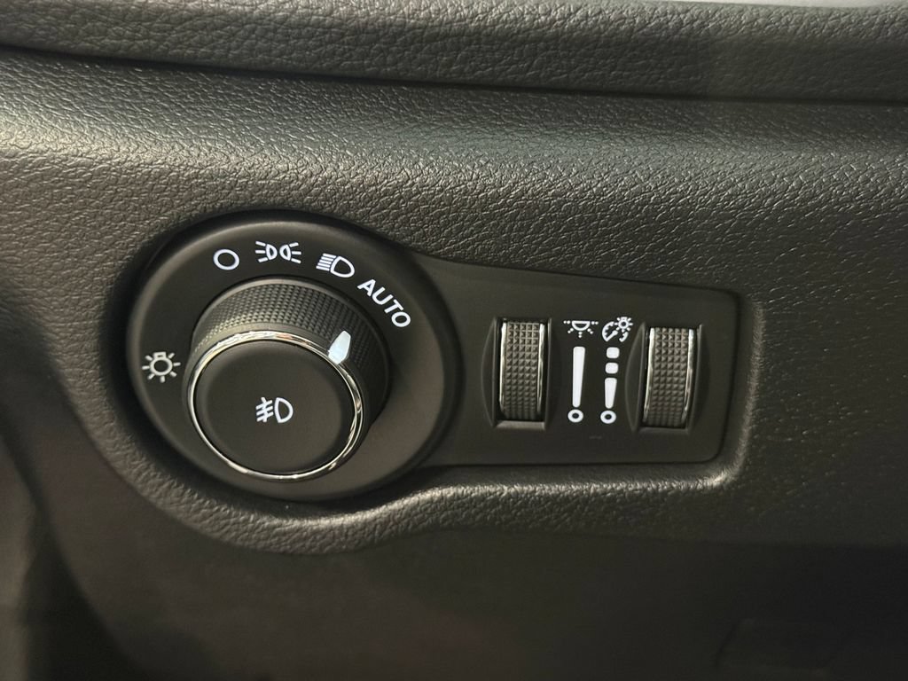 Used 2025 Chrysler Pacifica Limited FWD image 19