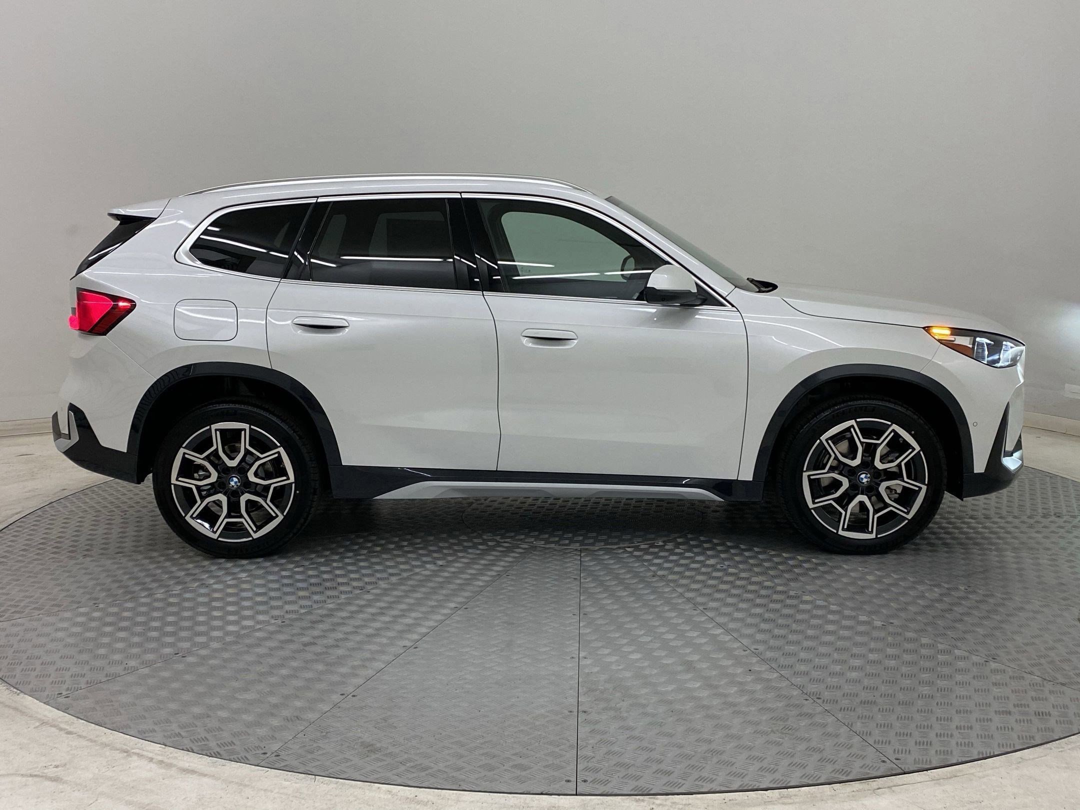 Used 2025 BMW X1 xDrive28i w/ Technology Package image 7