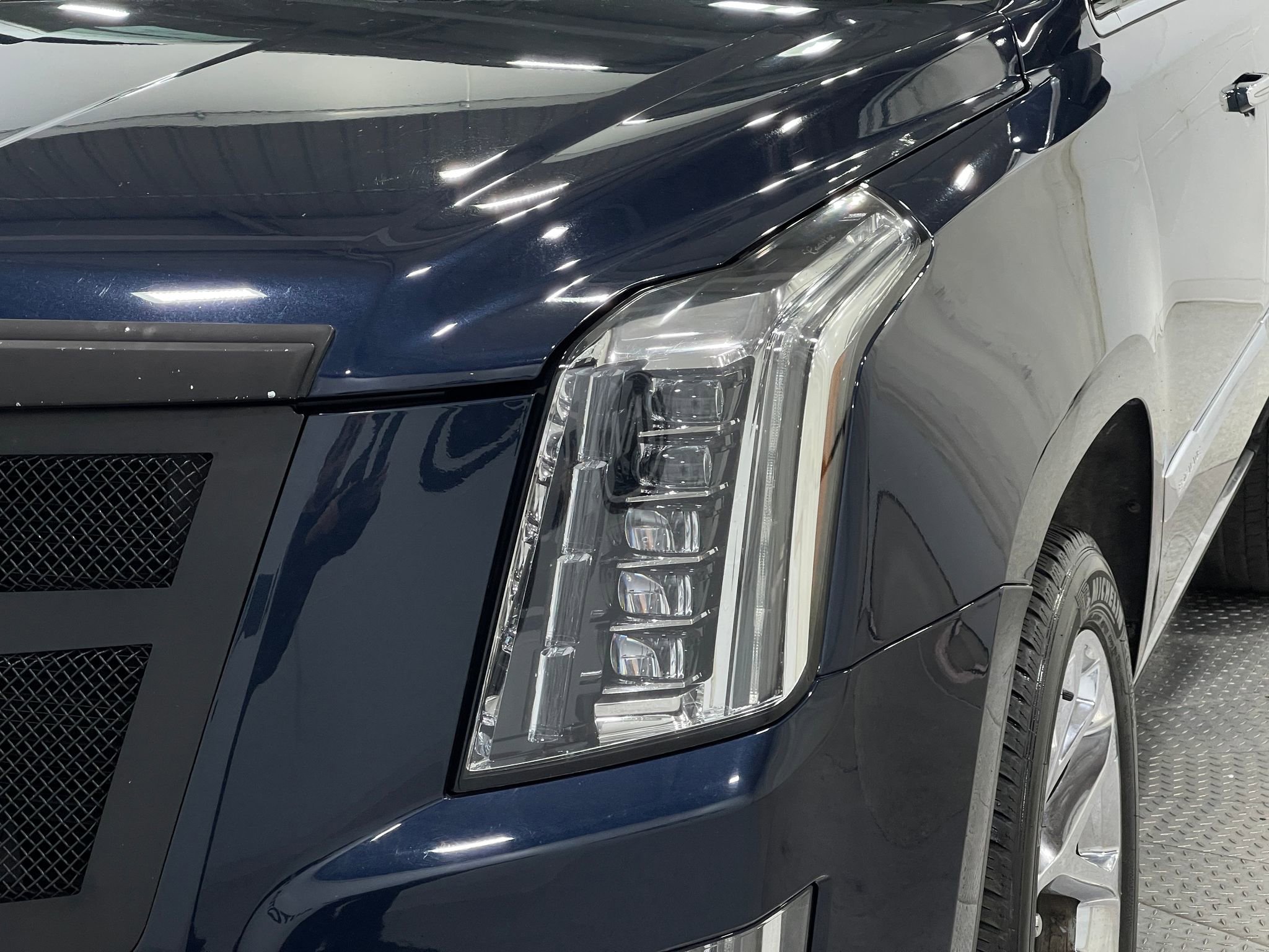 Used 2018 Cadillac Escalade Platinum AWD/4WD image 36