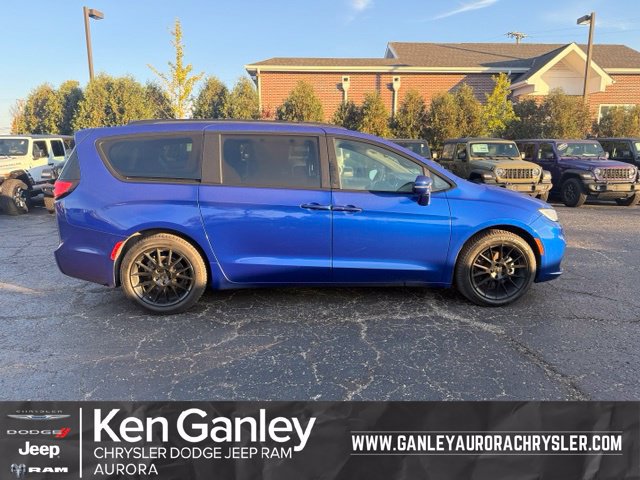 Used 2021 Chrysler Pacifica Touring w/ Uconnect Theater Family Group