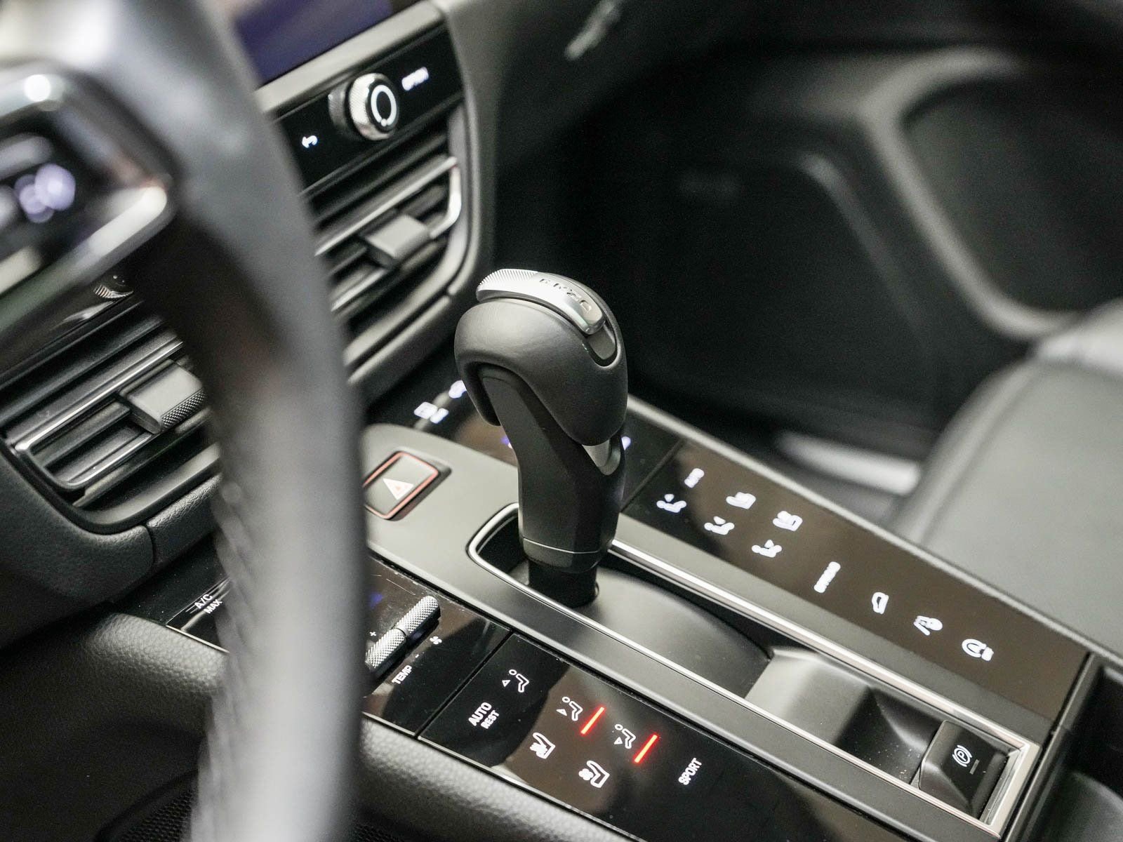 Certified 2025 Porsche Macan image 24