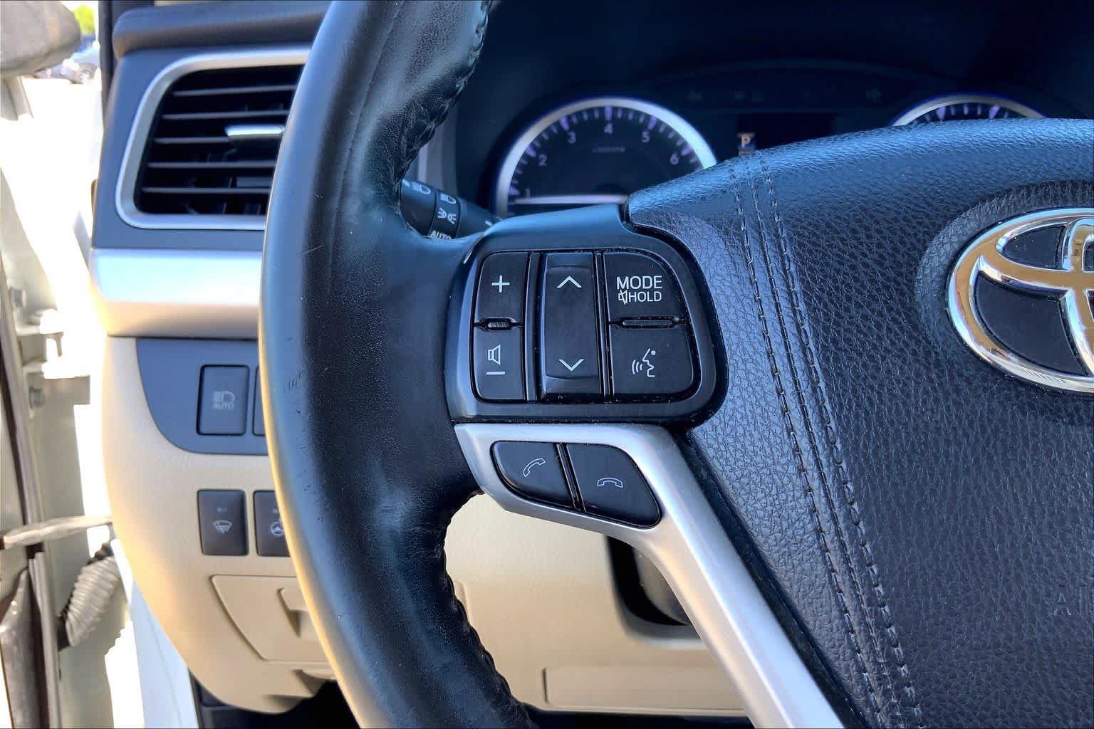 Used 2018 Toyota Highlander Limited Platinum FWD image 23
