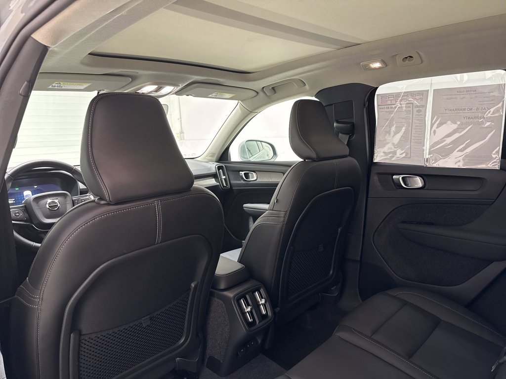 Used 2025 Volvo XC40 B5 Core image 27