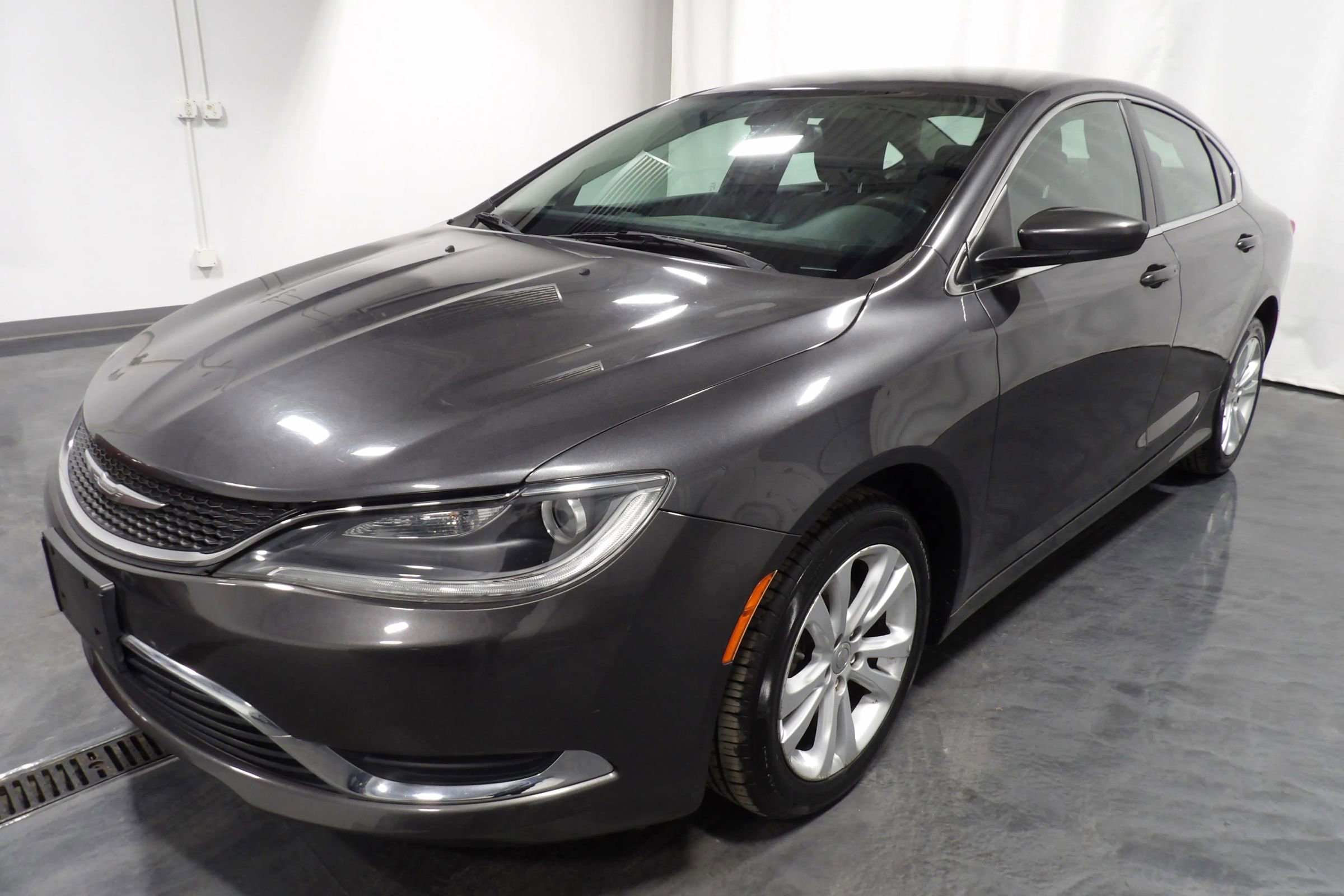 Used 2016 Chrysler 200 Limited FWD image 3