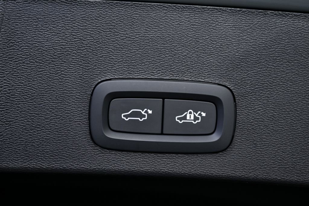 Certified 2025 Volvo XC40 B5 Plus image 32