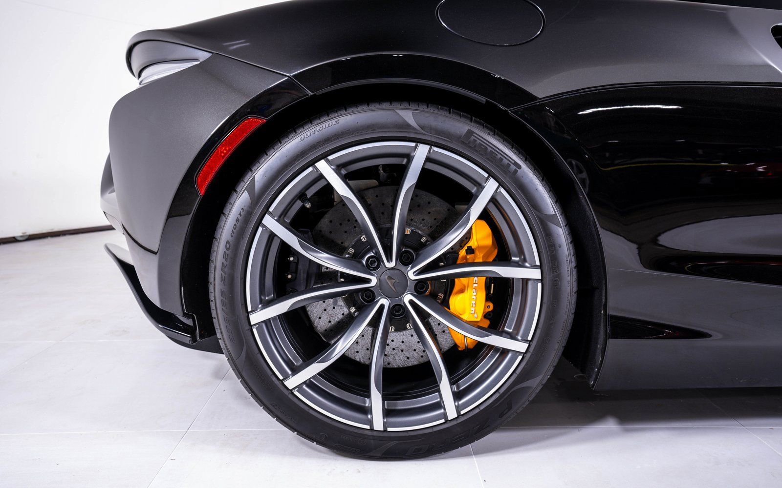 Used 2025 McLaren Artura Spider RWD image 16