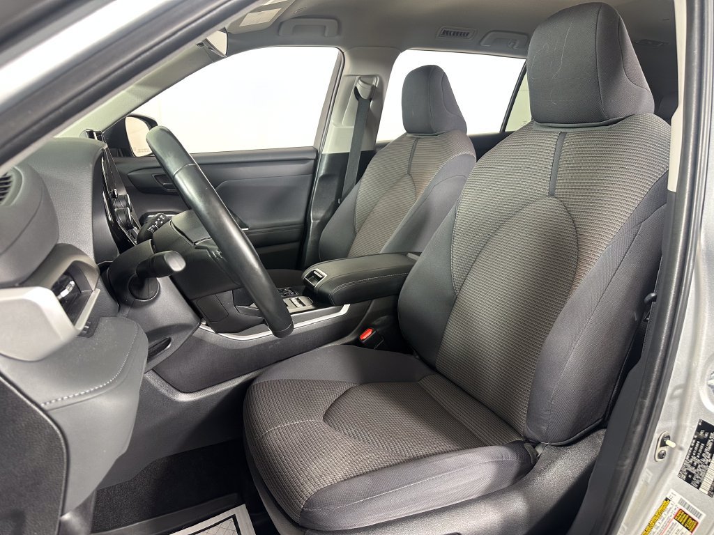 Used 2023 Toyota Highlander LE AWD/4WD image 12