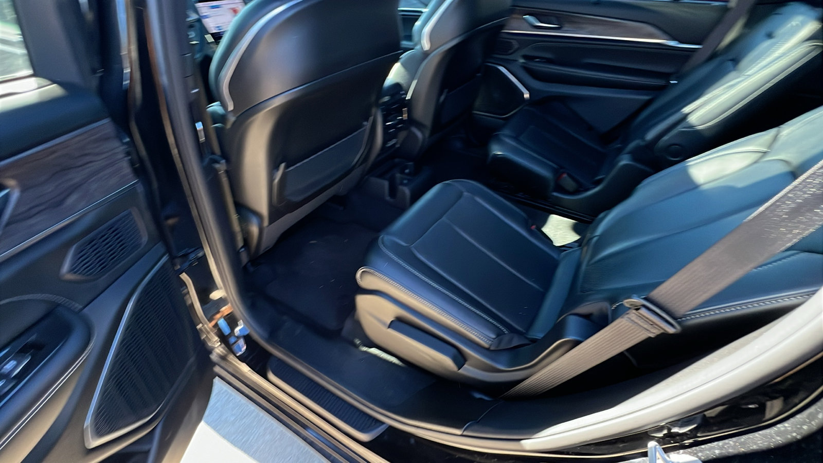 Used 2024 Jeep Grand Cherokee L Overland w/ Advanced Protech Group III image 26