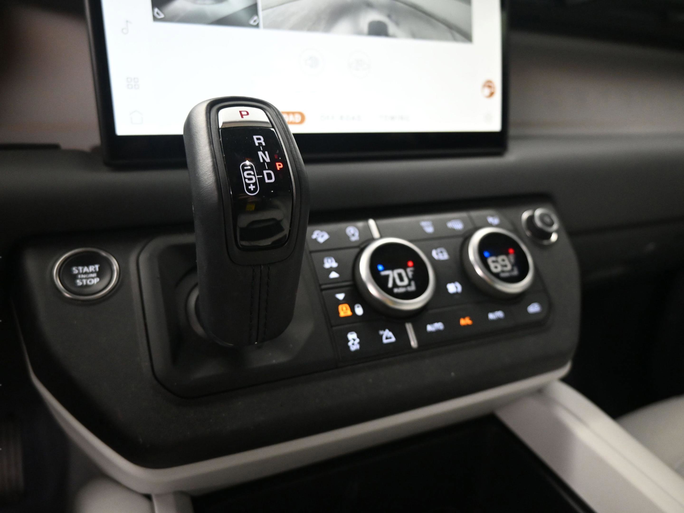 Used 2025 Land Rover Defender 130 X-Dynamic SE AWD/4WD image 30