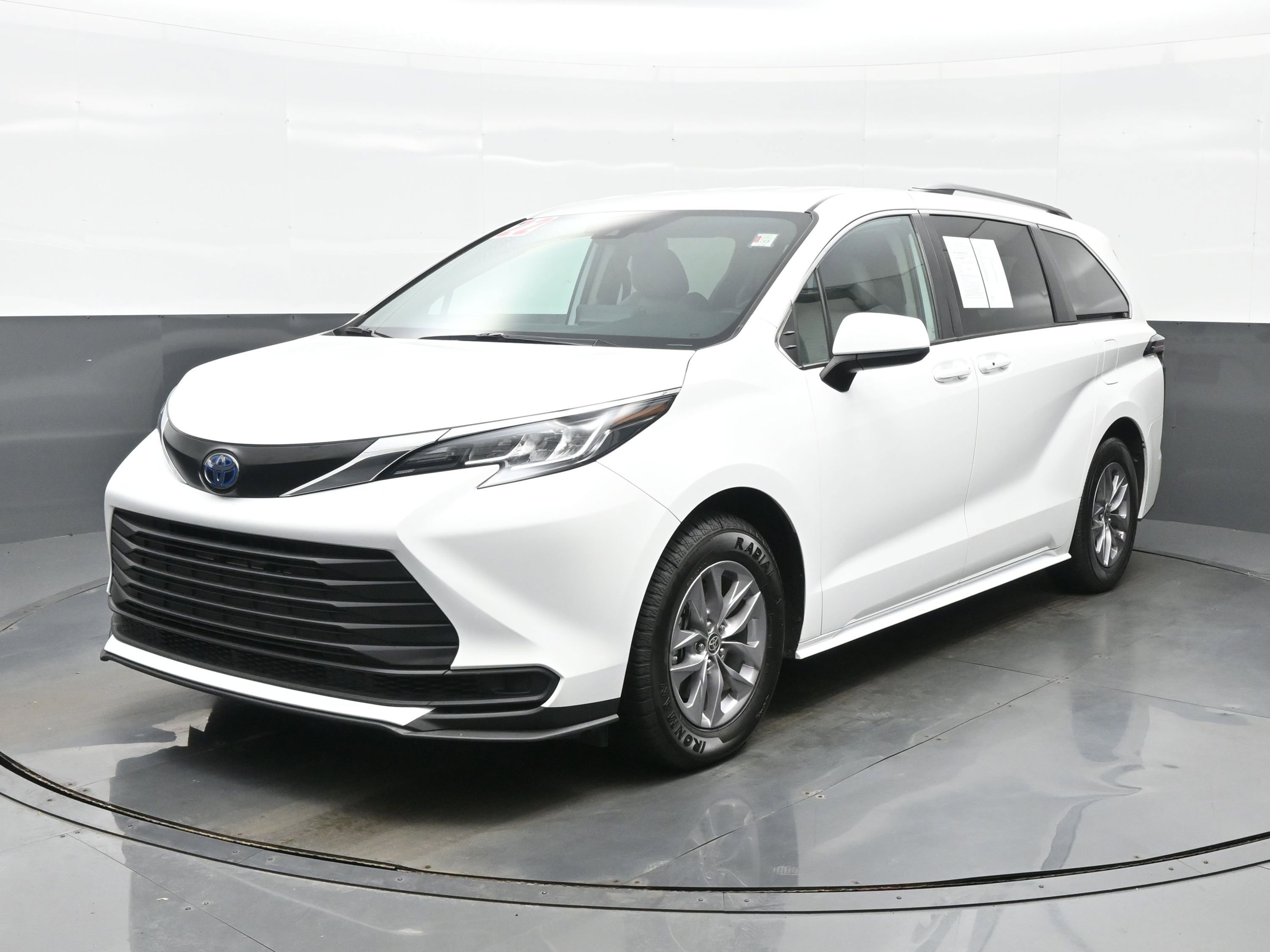 Used 2022 Toyota Sienna LE image 2
