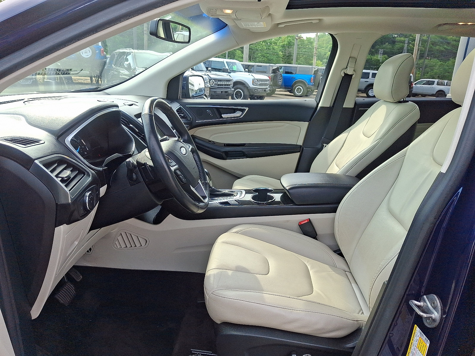 Used 2016 Ford Edge Titanium w/ Technology Package AWD/4WD image 13
