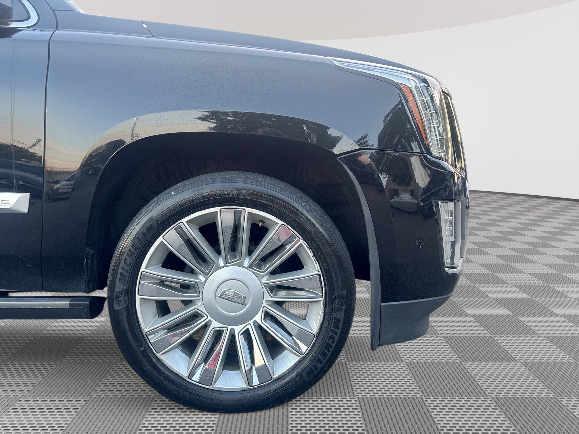 Used 2019 Cadillac Escalade ESV Platinum AWD/4WD image 31