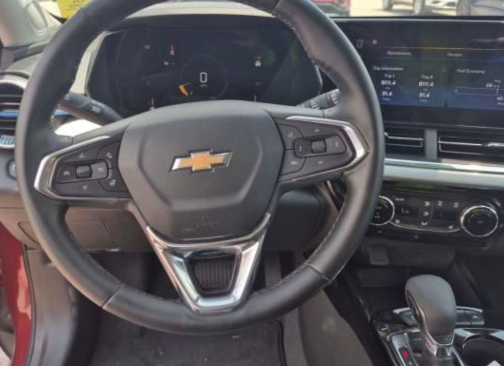 Used 2025 Chevrolet Trax LT w/ LT Convenience Package FWD image 13