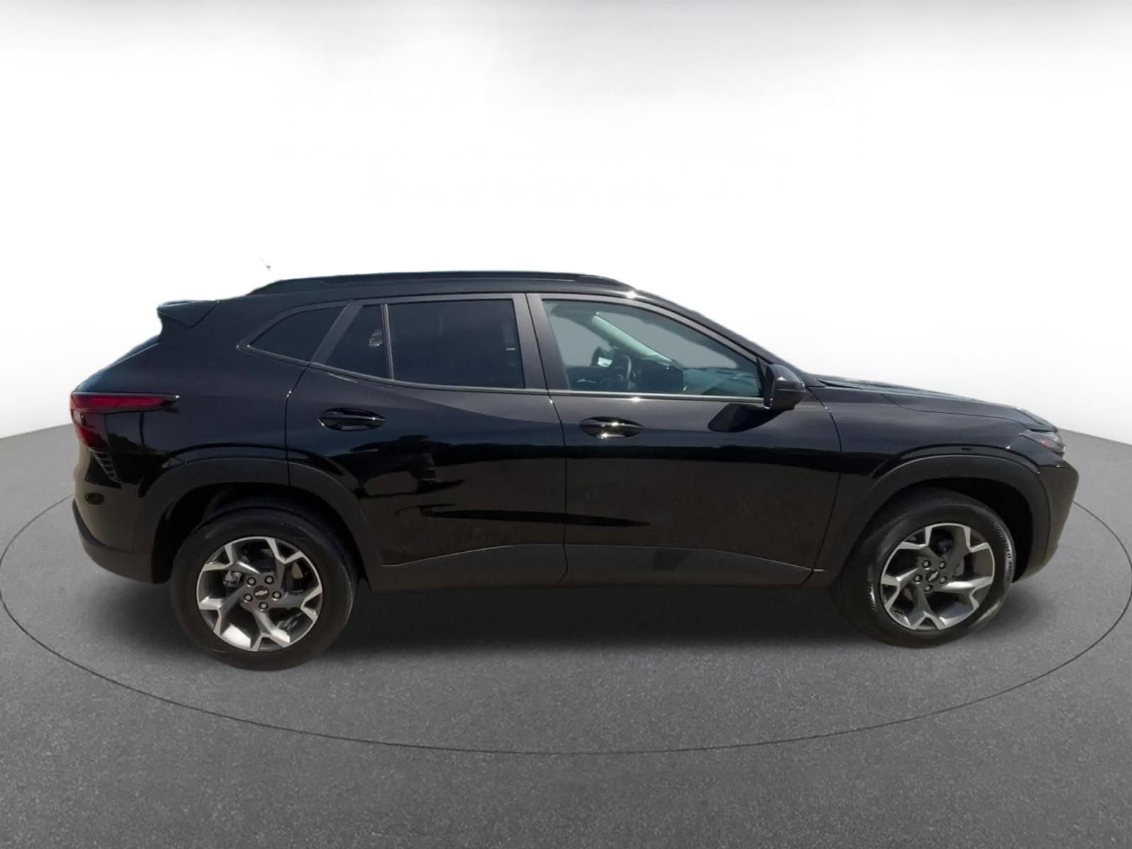 Used 2025 Chevrolet Trax LT w/ LT Convenience Package FWD image 16