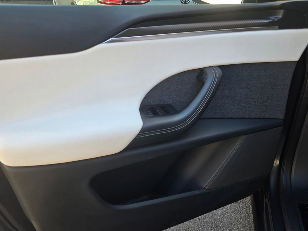 Used 2022 Tesla Model X Plaid image 11