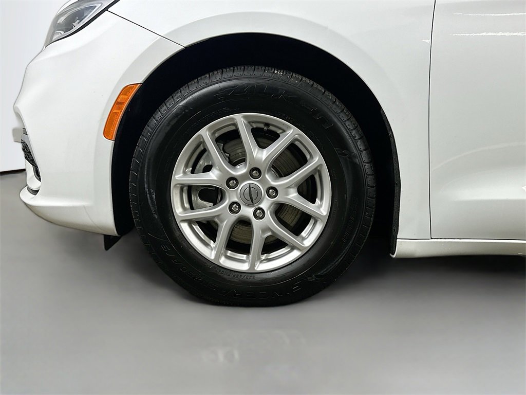 Used 2022 Chrysler Pacifica Touring-L image 8