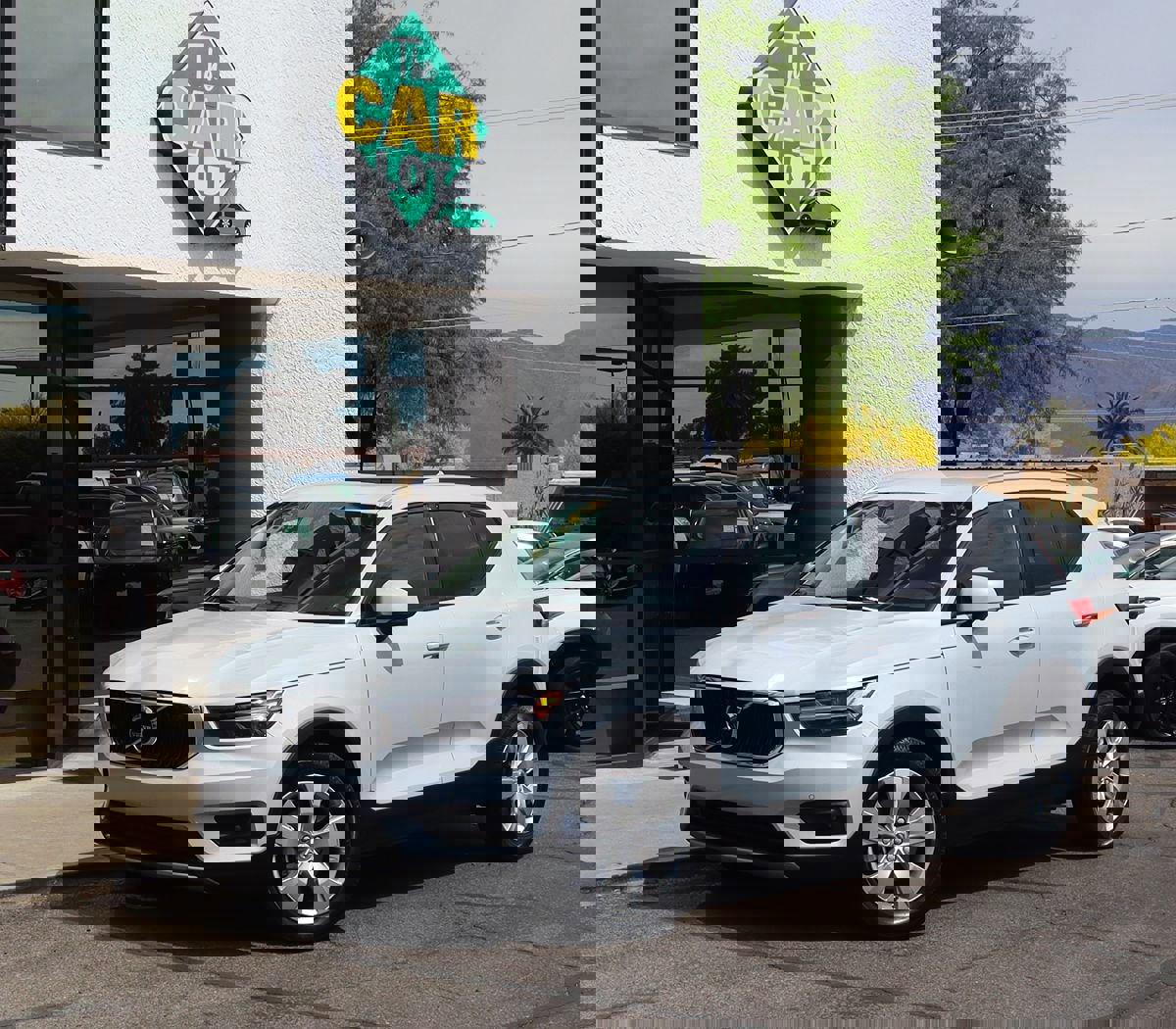 Used 2022 Volvo XC40 T4 Momentum image 2