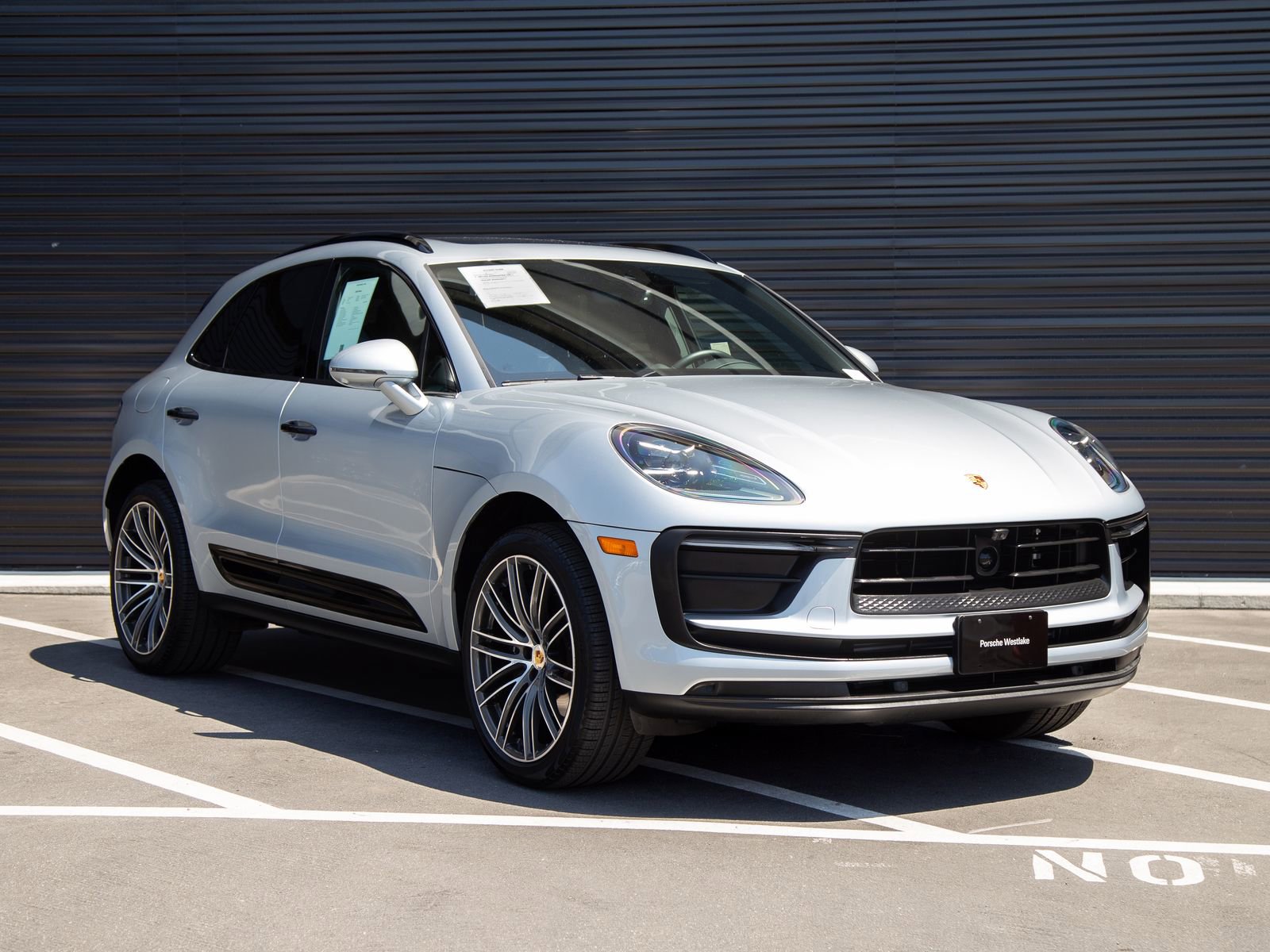 Certified 2025 Porsche Macan AWD/4WD image 7
