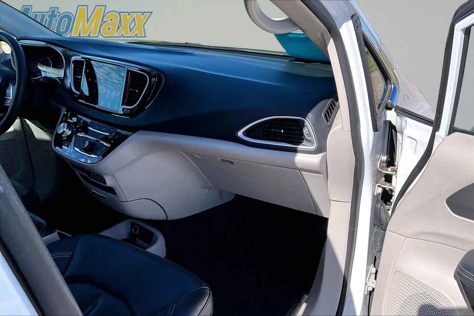 Used 2023 Chrysler Pacifica Touring-L FWD image 25