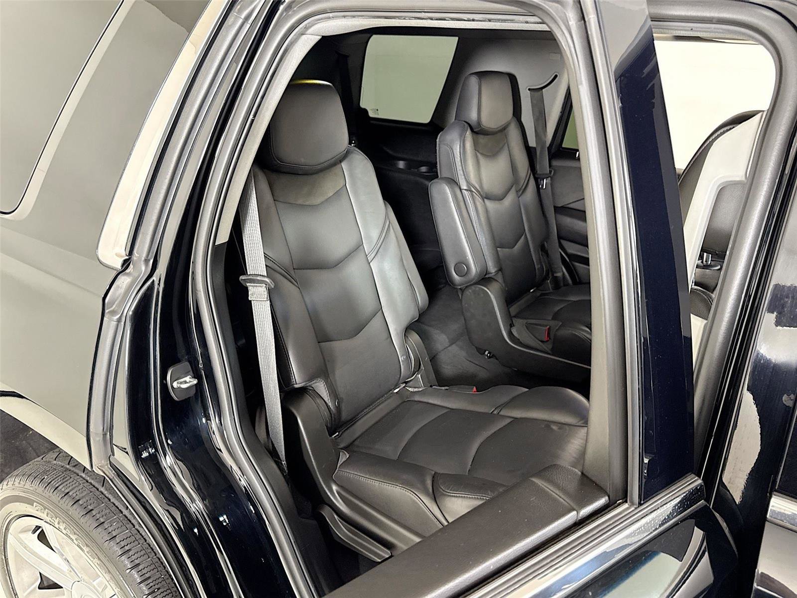 Used 2018 Cadillac Escalade Premium Luxury AWD/4WD image 27