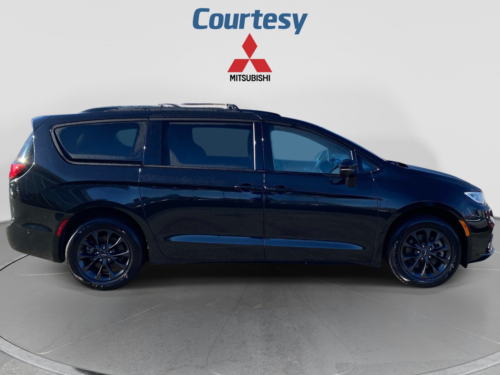 Used 2021 Chrysler Pacifica Touring-L w/ Premium & Safety Sphere Group AWD/4WD image 7