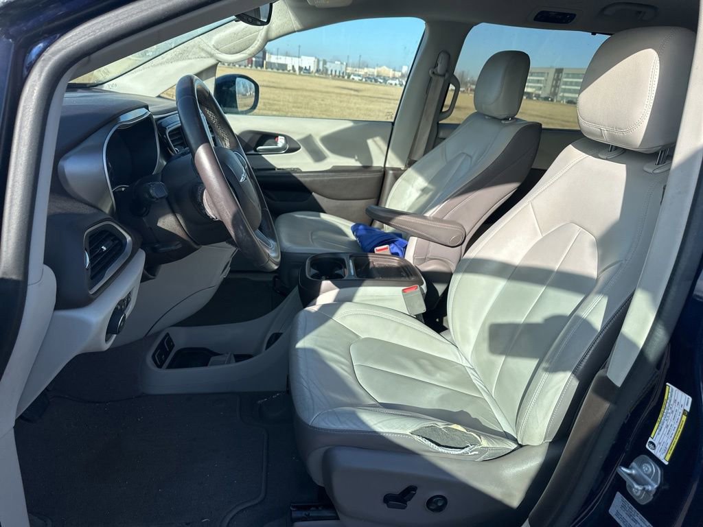 Used 2017 Chrysler Pacifica Touring-L w/ Tire & Wheel Group image 15