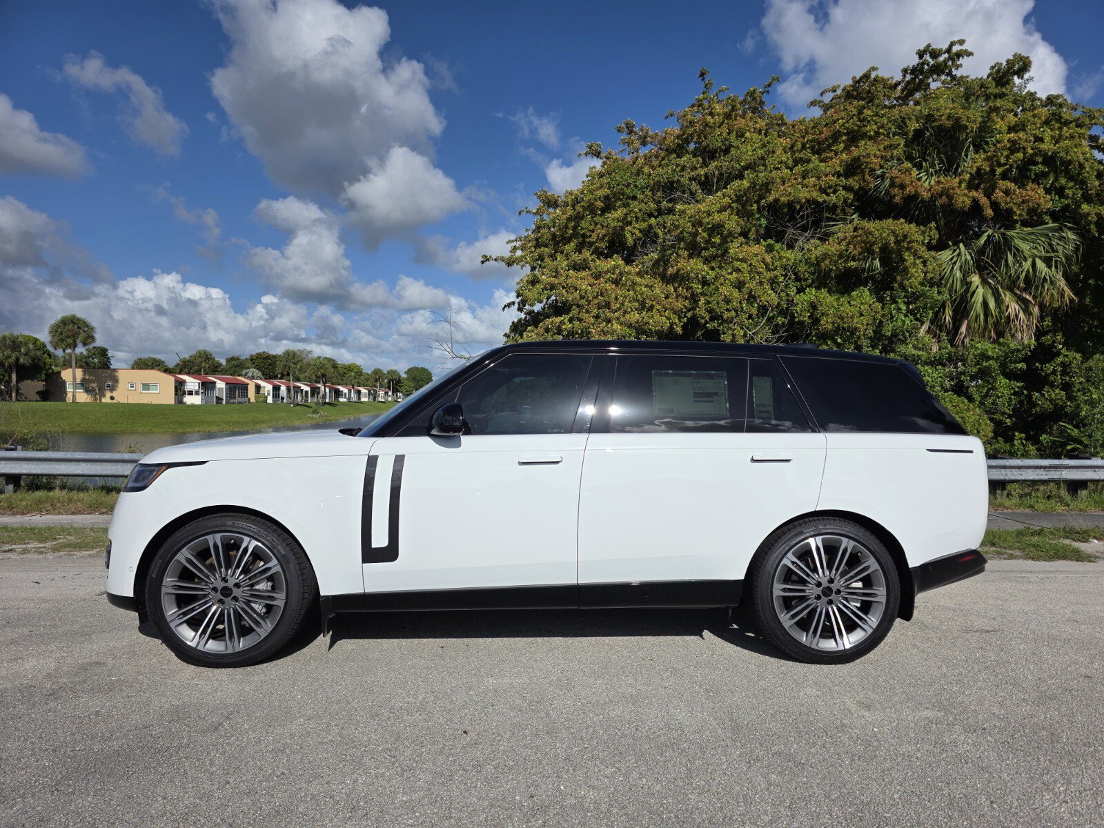 New 2026 Land Rover Range Rover Long Wheelbase SE AWD/4WD image 7
