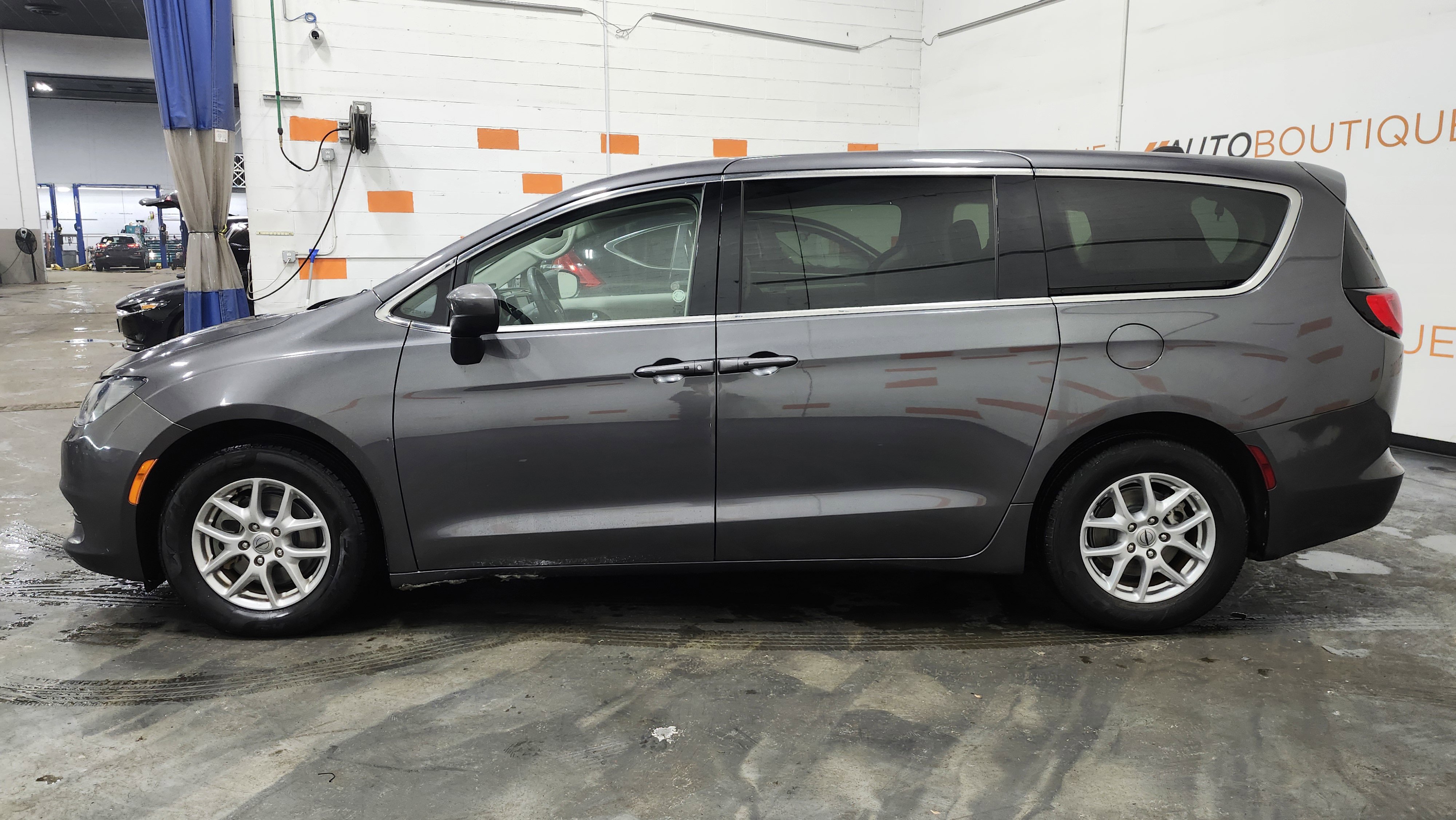 Used 2023 Chrysler Voyager LX image 13