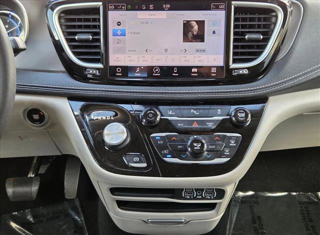Used 2023 Chrysler Pacifica Touring-L FWD image 15