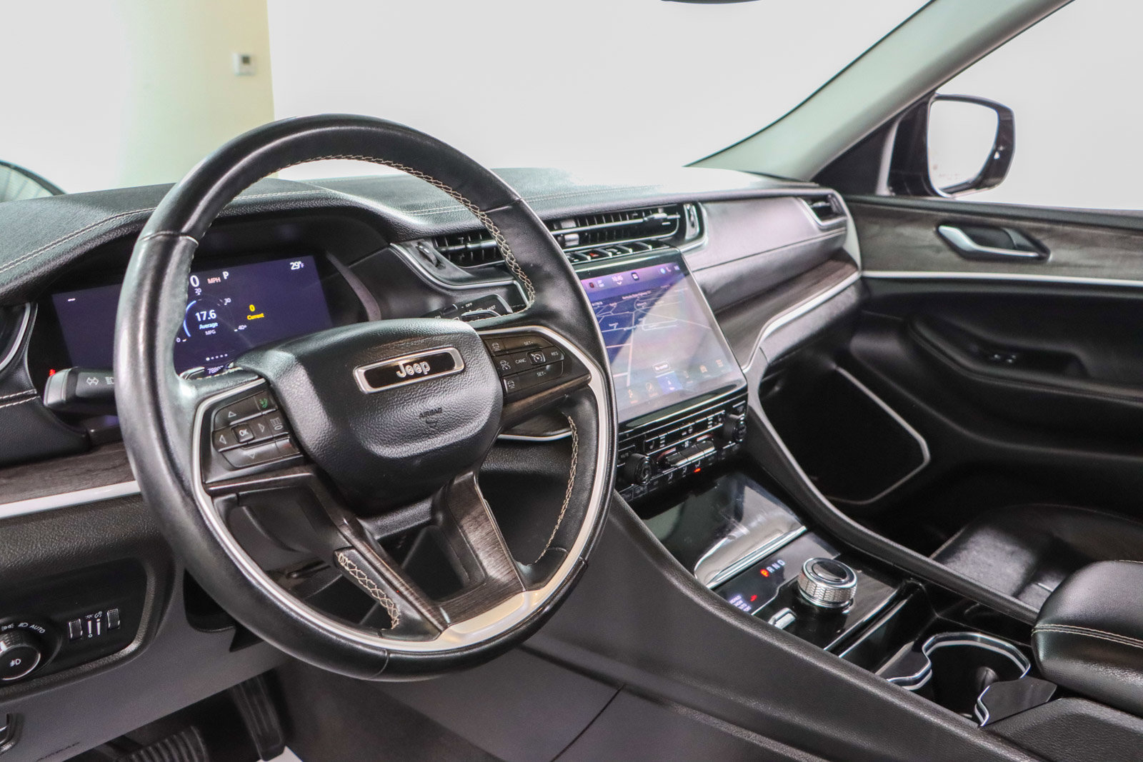 Used 2022 Jeep Grand Cherokee L Limited w/ Black Appearance Package image 23