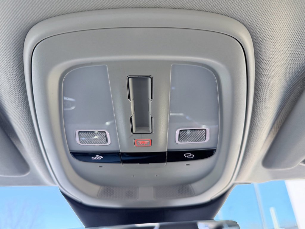 Used 2025 Volvo V60 B5 Cross Country Plus image 17