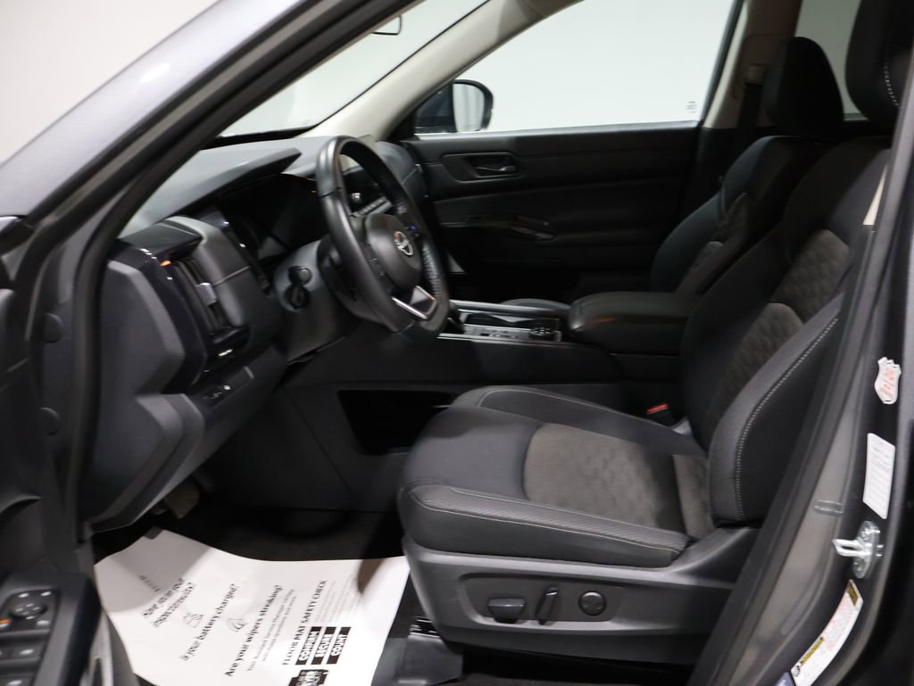 Used 2024 Nissan Pathfinder SV image 11