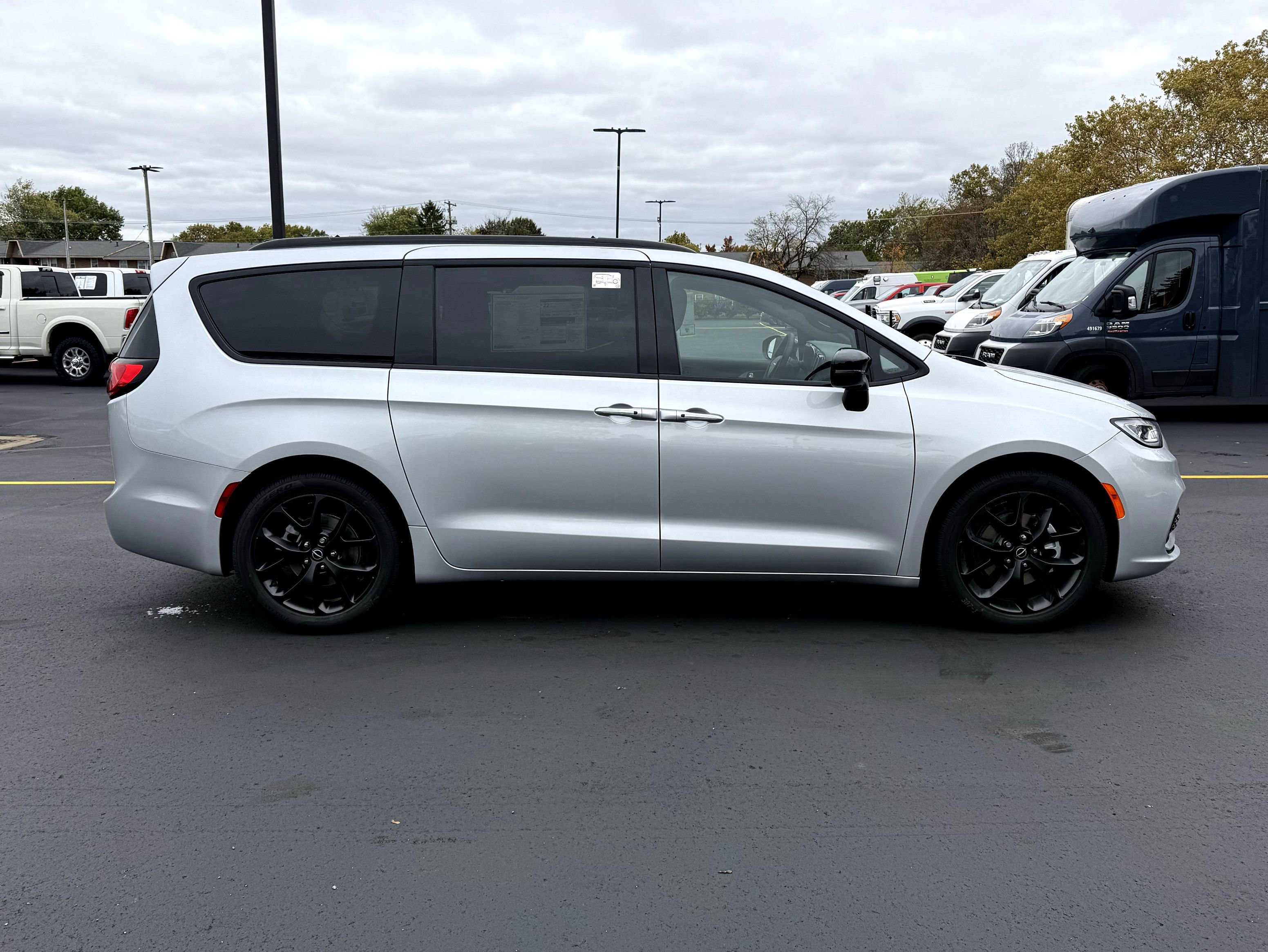 New 2026 Chrysler Pacifica Limited image 11