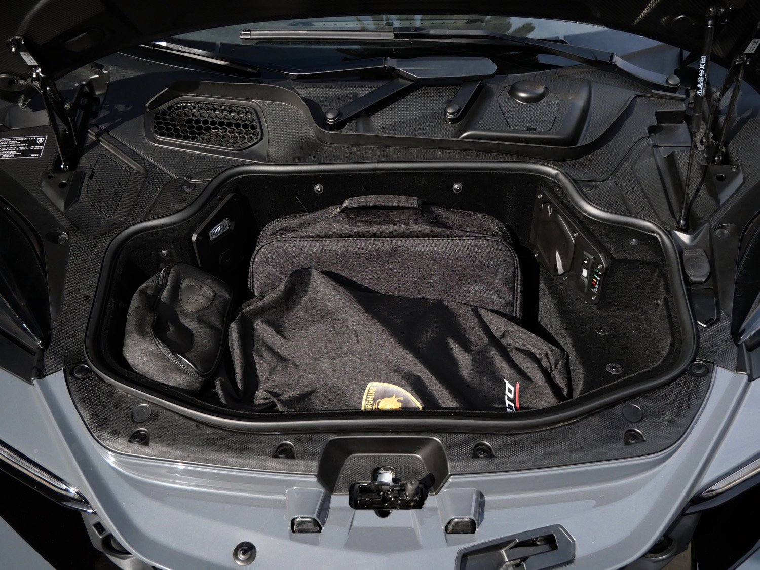 Used 2024 Lamborghini Revuelto image 30