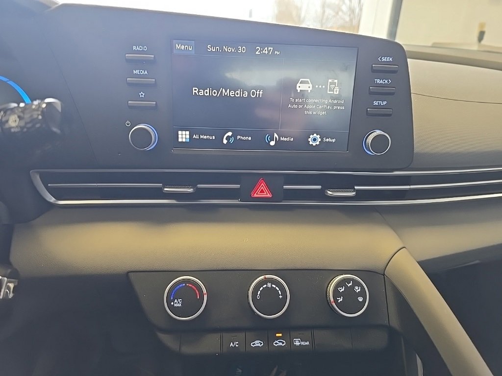 Used 2025 Hyundai Elantra SE image 9